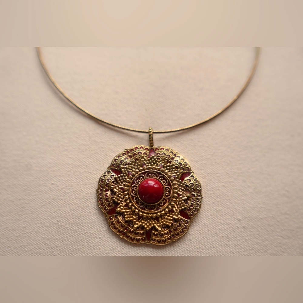 Joan Rivers Medallion Soft Wire Choker Short Necklace Vintage 90s Goldtone